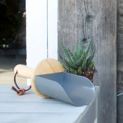 Burgon & Ball Steel Soil Scoop -Outdoor Garden burgon ball steel soil scoop5019360014867 01i bq