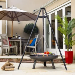 La Hacienda Tripod Hanging Grill -Outdoor Garden la hacienda tripod hanging grill5055025586126 02i bq