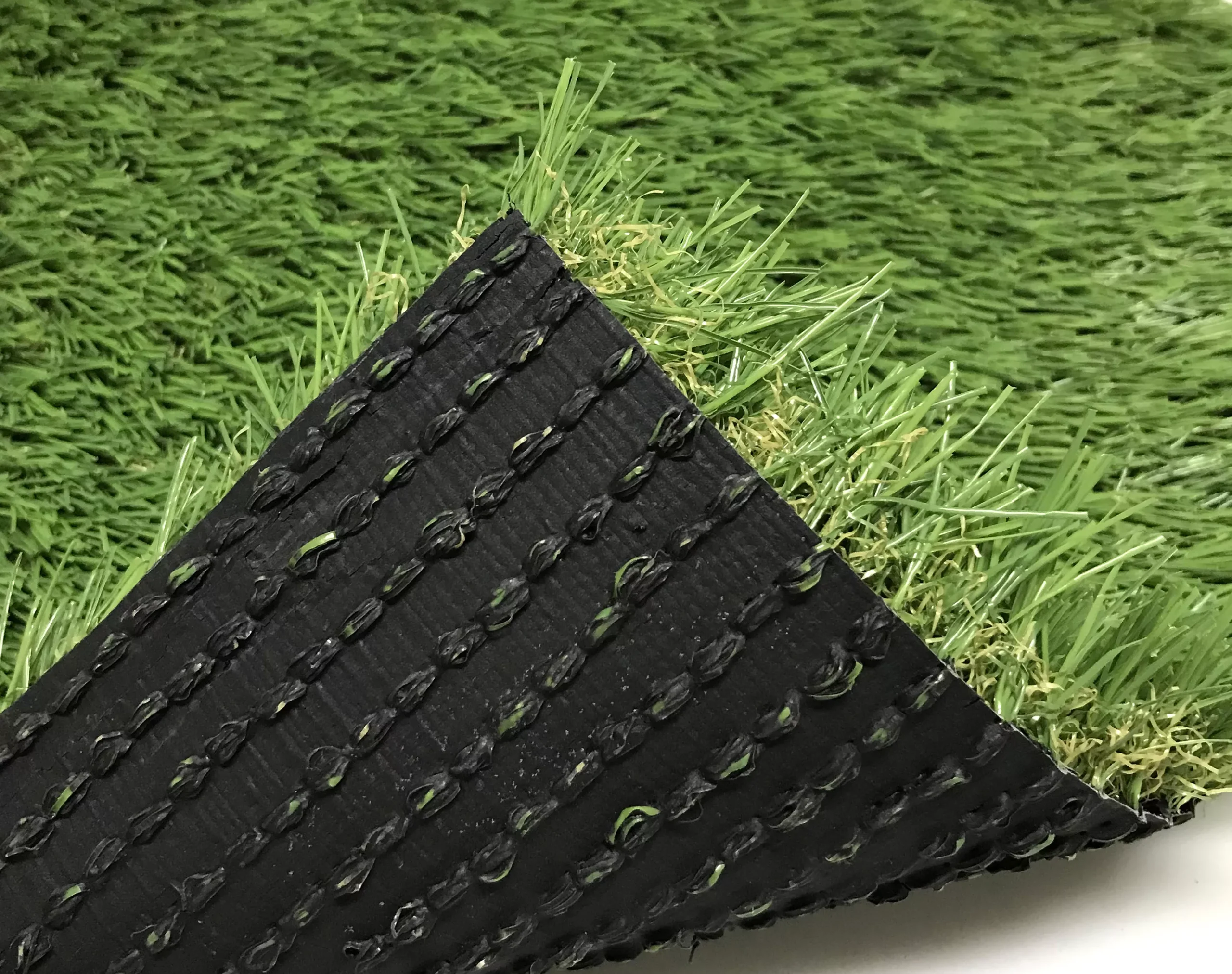 Linden Medium Density Artificial Grass (L)4m (W)1m (T)32mm 8 Linden Medium Density Artificial Grass (L)4m (W)1m (T)32mm - Image 6